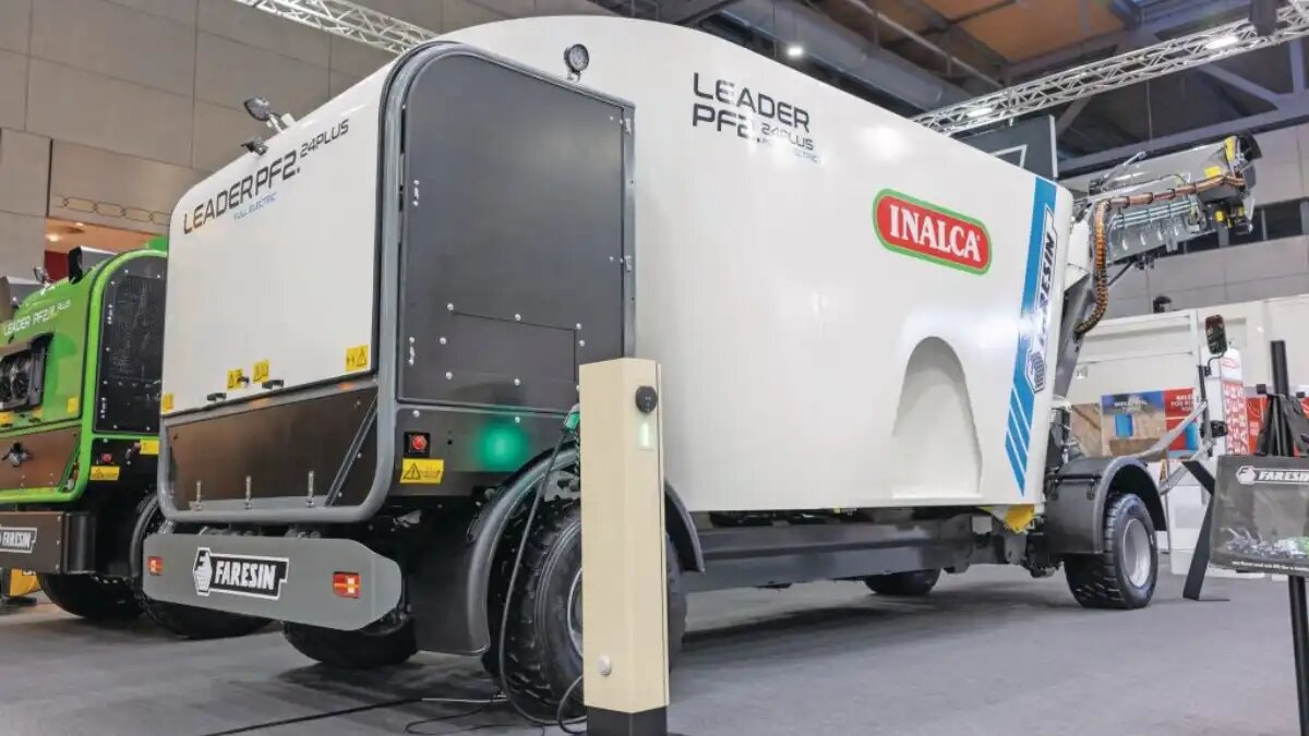 Фото: Марк Пасвир / Mark Pasveer / trekkeronline.nl Faresin показал на Agritechnica 2025 полностью электрический двухшнековый смеситель