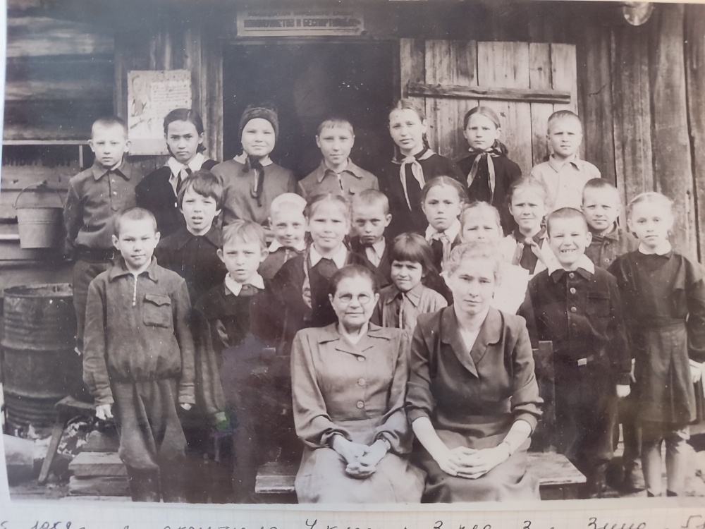 Дочь Маргариты, боевая Надюшка. Верхний ряд, третья справа.