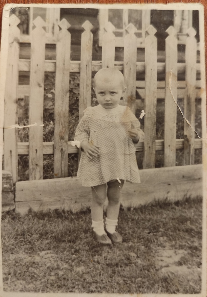 Надюшка, совсем крошечная.