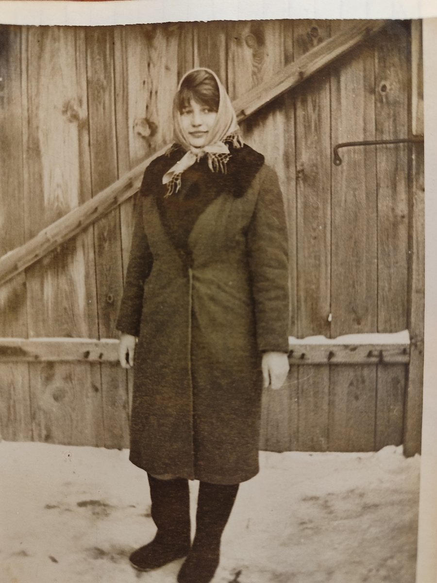 Надя в восьмом классе. Редкая красавица.