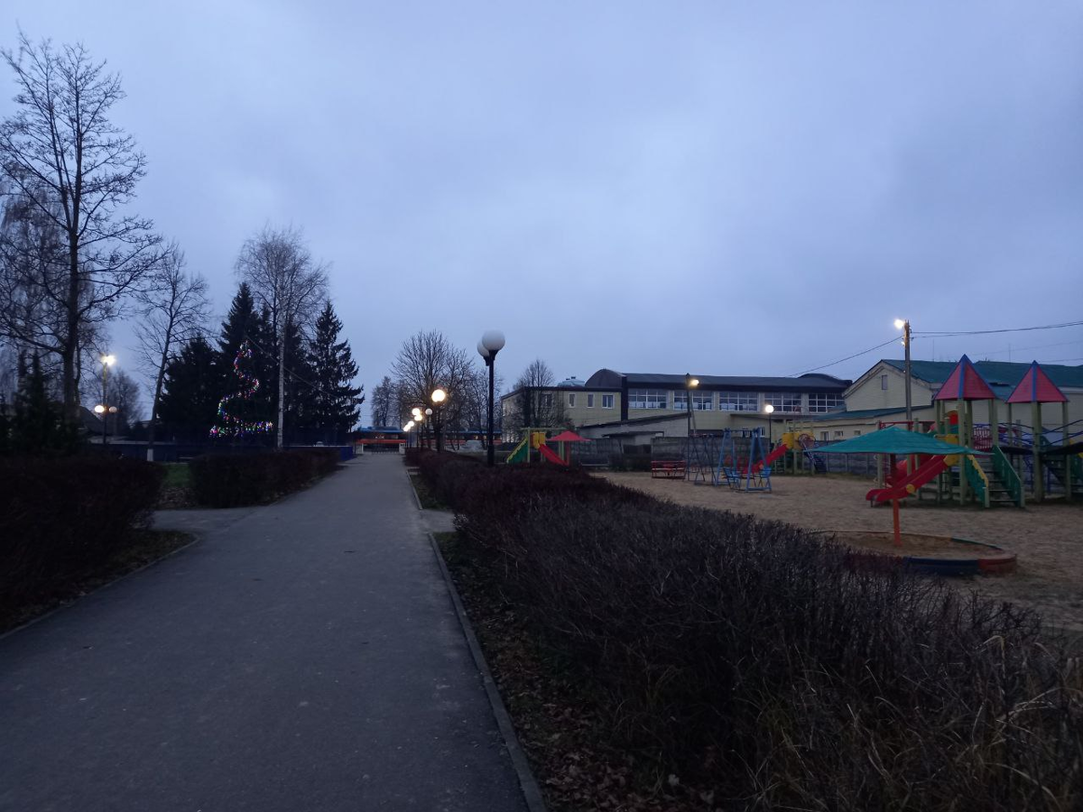 Дорога со стадиона. довольно раннее утро. 8:50 утра. Вдали пригородный поезд прибывает на станцию.