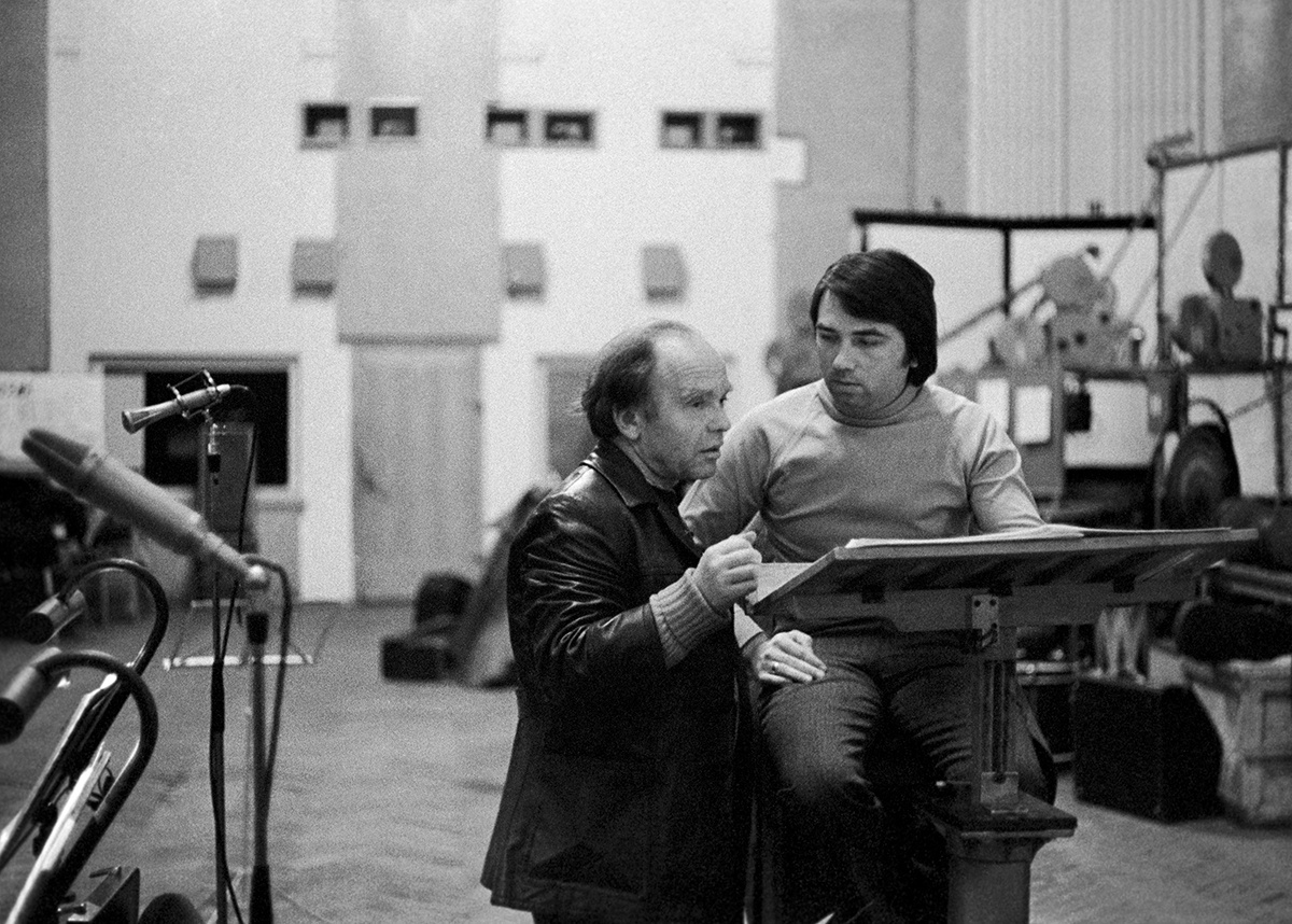    Владимир Шаинский (слева) записывает новую песню. 1977 / Фото: Михаил Родин / ТАСС