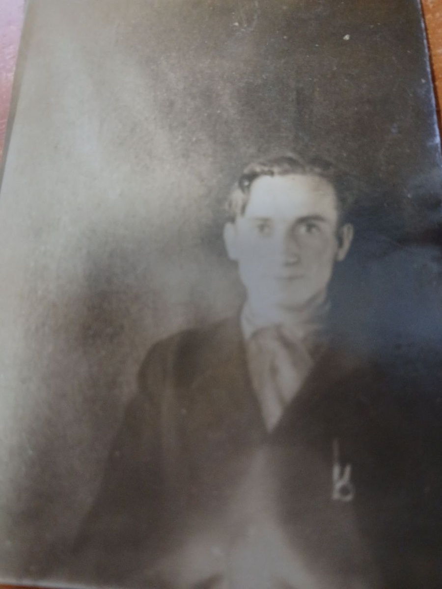 Фото плохо сохранилось. Тут видимо немки над ним поработали, прическу сделали. У него никогда не было таких волос. Видно, что уложены.