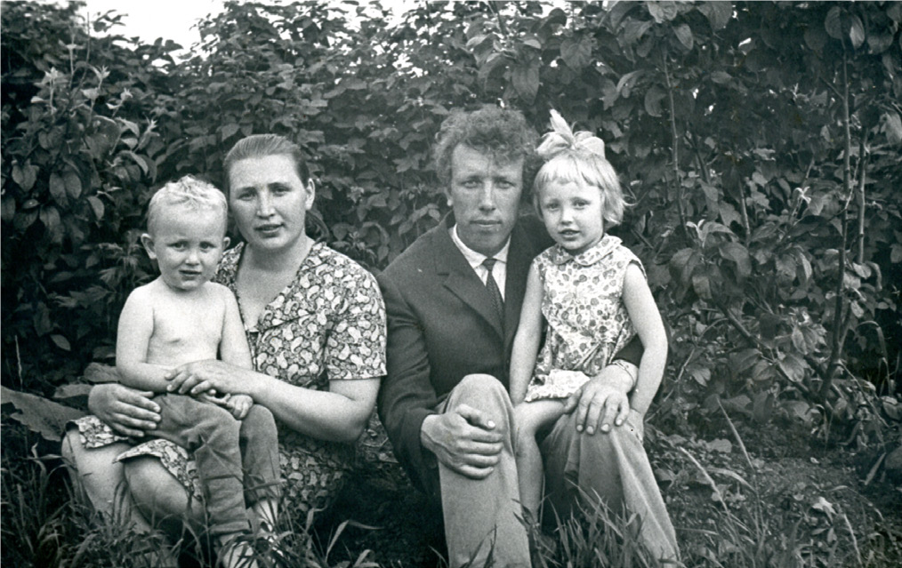 Анатолий и Надежда с детьми, Светланой и Василием.