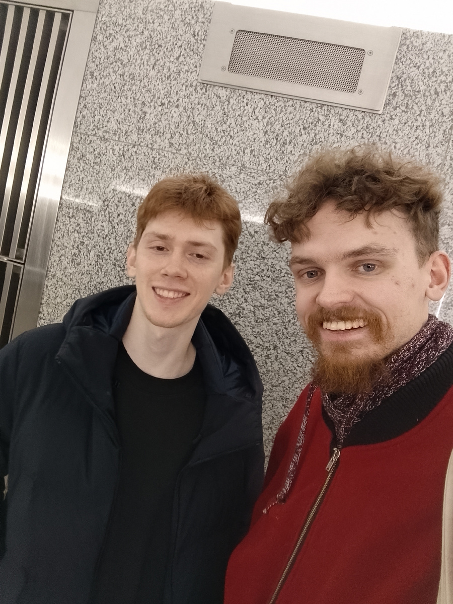 Это мы с Никитой, другом, встретились в метро сегодня