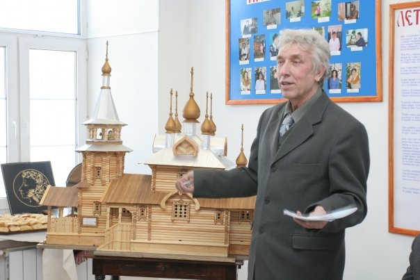 Анатолий Васильевич и его макет храма.