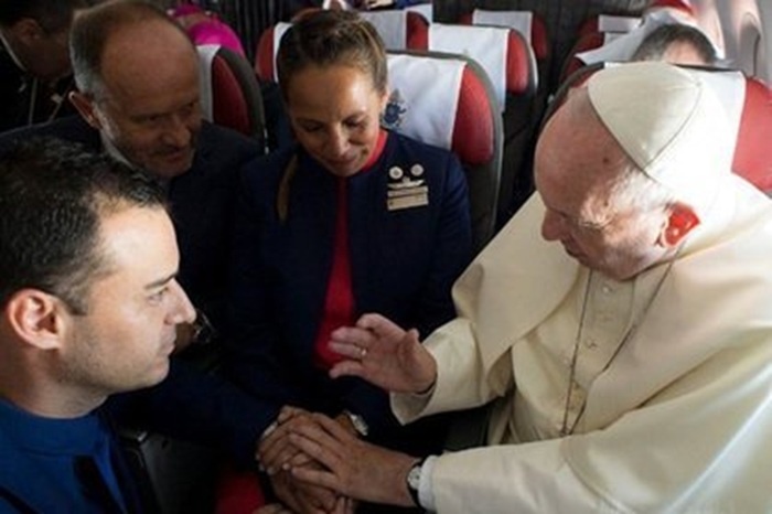 Папа Римский Франциск венчает пару бортпроводников прямо в полёте.