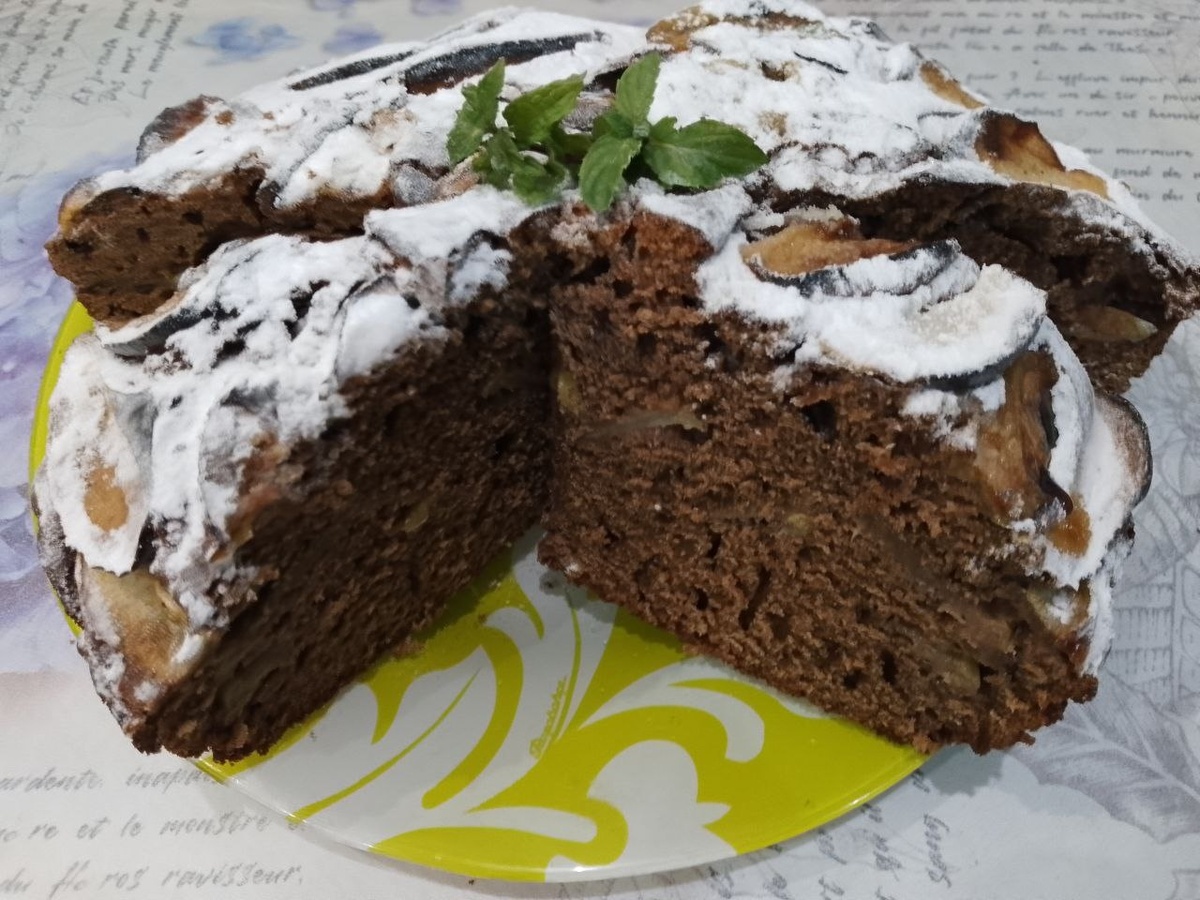 Шоколадный пирог с вареньем и яблоками