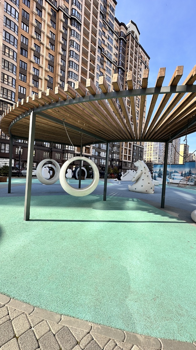 Необычные качели в зоне отдыха для жителей