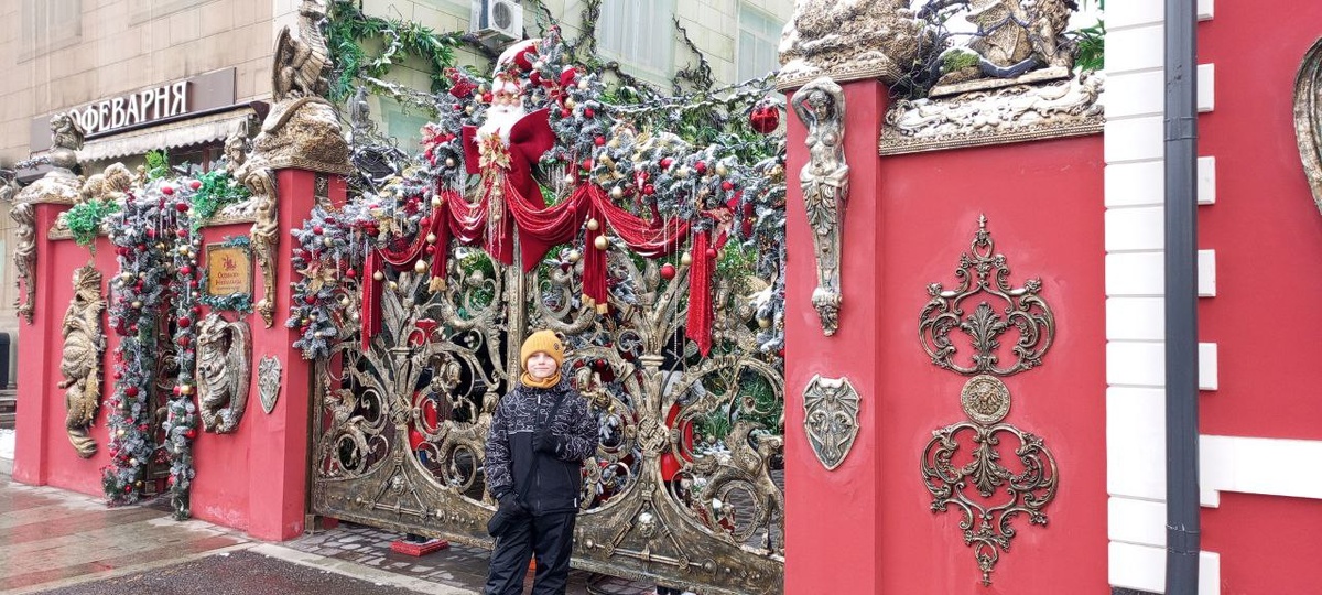 Центральные ворота, у которых вас уже встречают актеры в образах