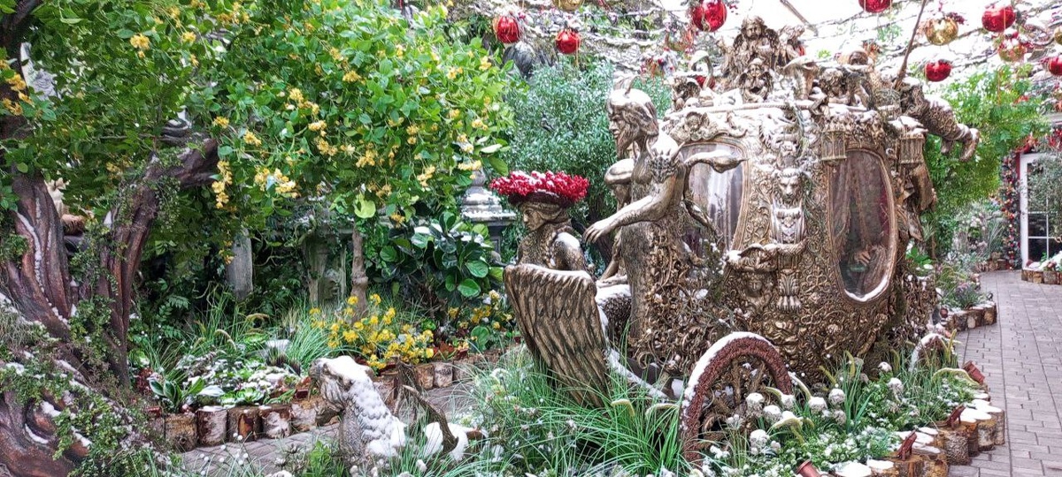 Волшебный сад по пути к двери музея