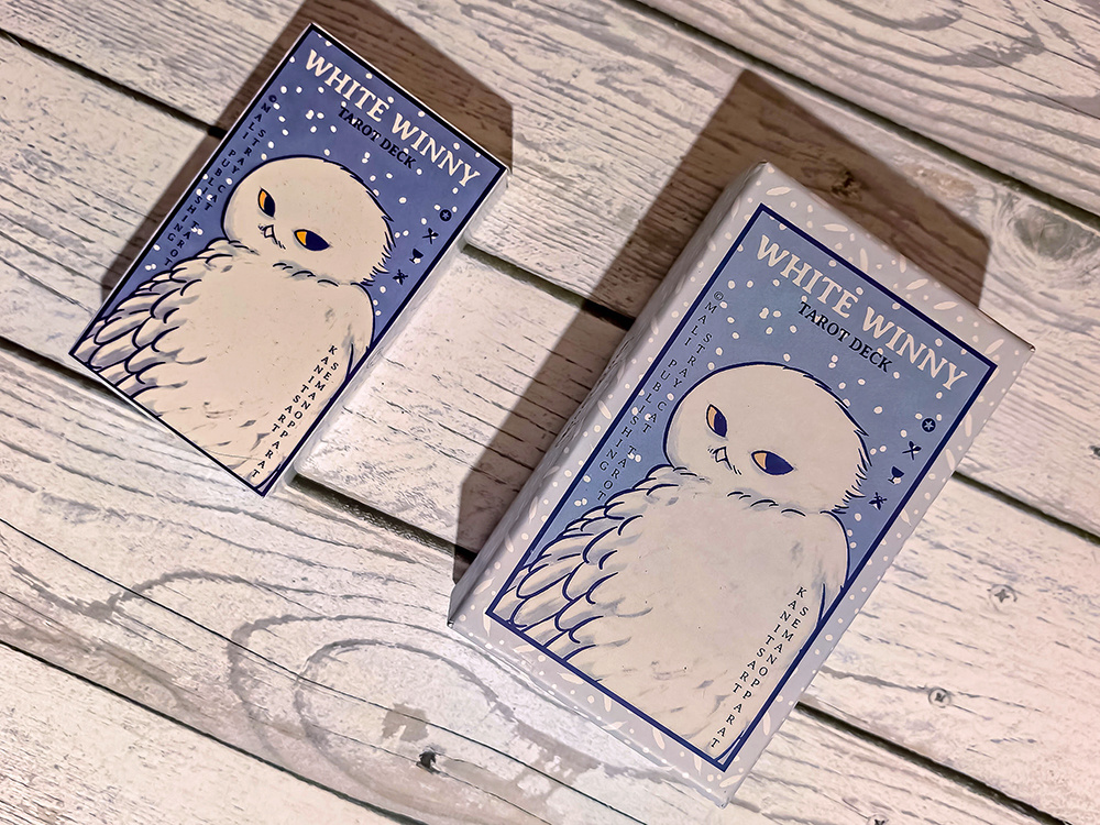 Таро White Winny: дизайн коробки. Слева - пиратский вариант из Китая, справа - жёсткая коробка, задуманная создателем колоды (фото моё)