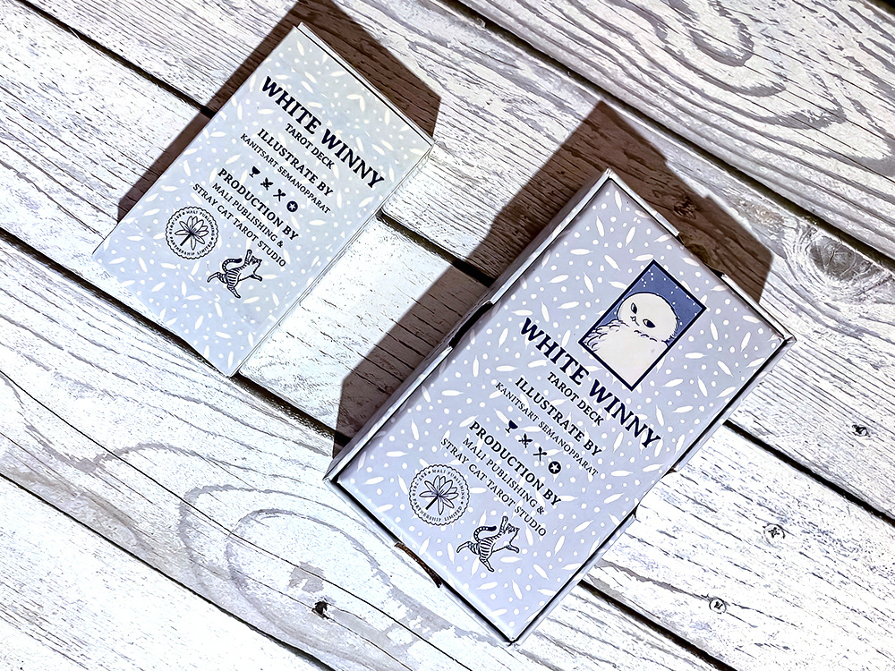 Таро White Winny: дизайн обратной стороны коробки. Слева - пиратский вариант из Китая, справа - жёсткая коробка, задуманная создателем колоды (фото моё)