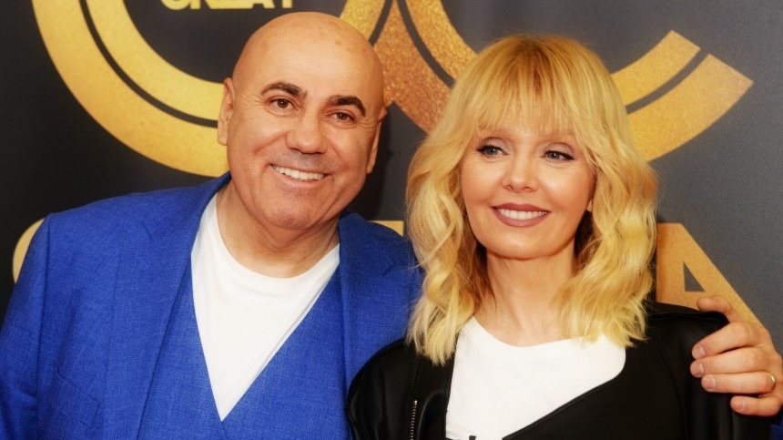 После этого они решили сократить своё присутствие в соцсетях вдвое, чтобы «жить, а не позировать». Это был первый шаг к честной жизни вне глянцевой витрины.
