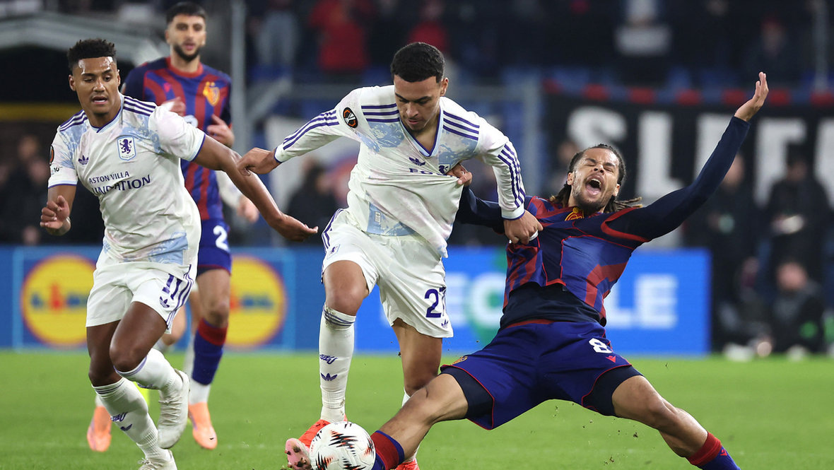    Полузащитник «Астон Виллы» Морган Роджерс (в центре) в матче против «Базеля». Reuters