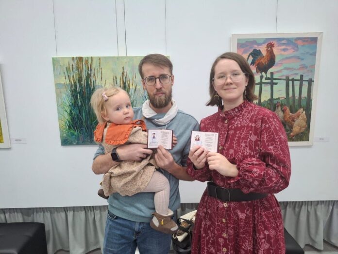 Художники Владимир Березовский и Виктория Емельянова с дочерью Анечкой в свой счастливый день.