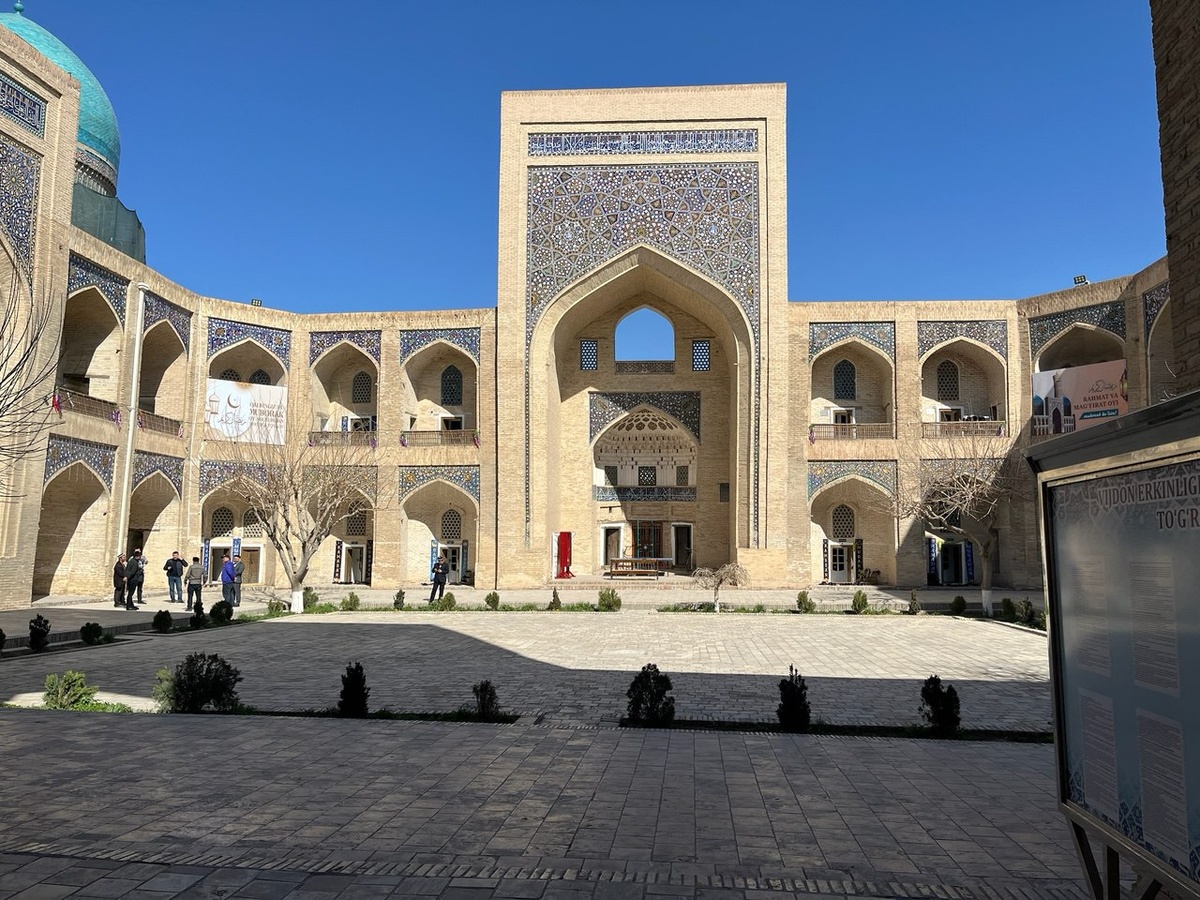 Әл-Мираб мәдрәсәсе. Бохара.