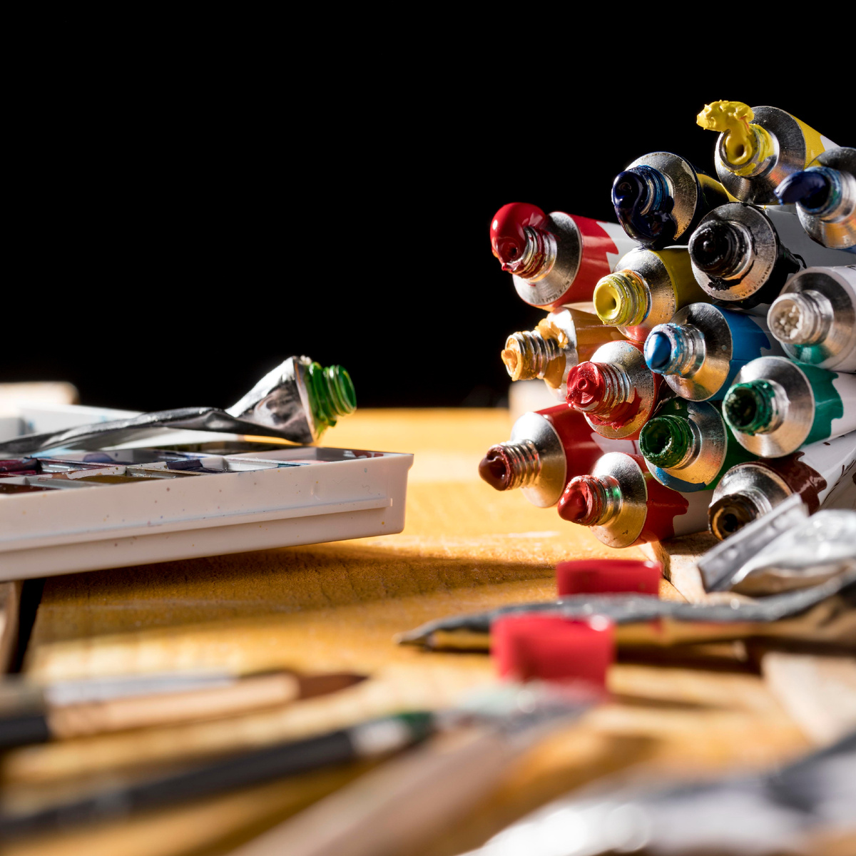 <a href="https://ru.freepik.com/free-photo/front-view-colored-paint-tubes_8967202.htm">Изображение от freepik</a>