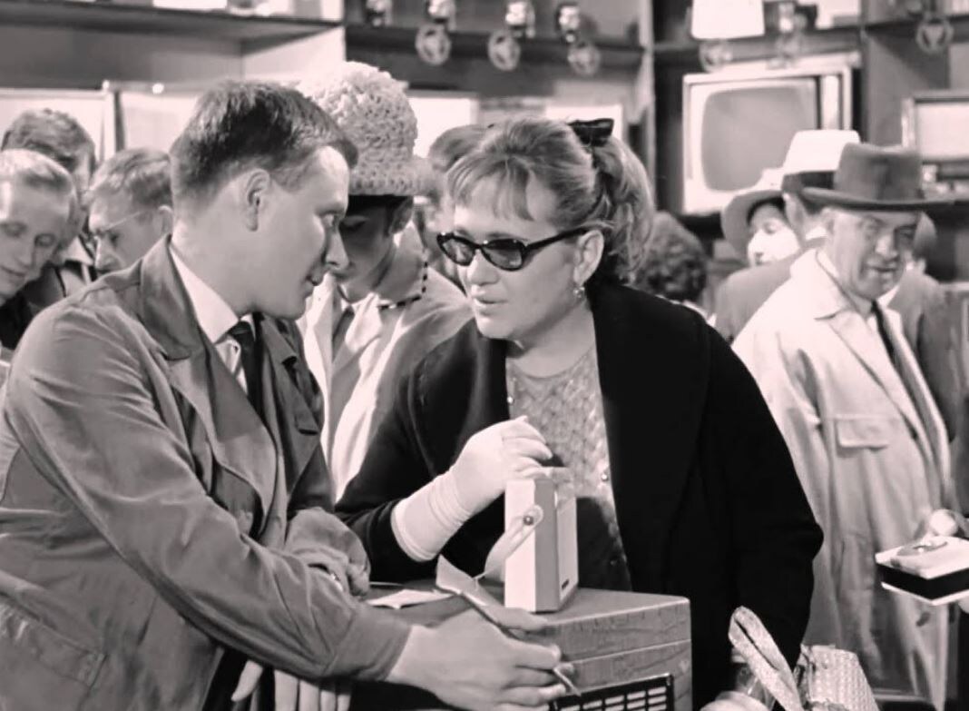 Продавец «комиссионки» Дима Семицветов (кадр из фильма «Берегись автомобиля», СССР, 1966 г)