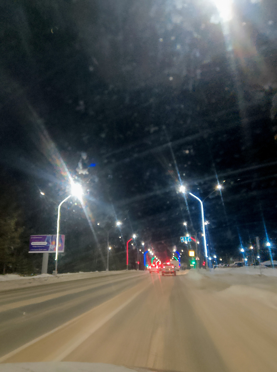 В городе начинают включать новогоднюю иллюминацию