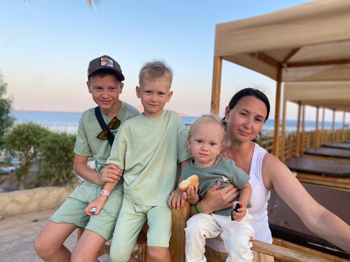 На этом фото не хватает только старшего Макса