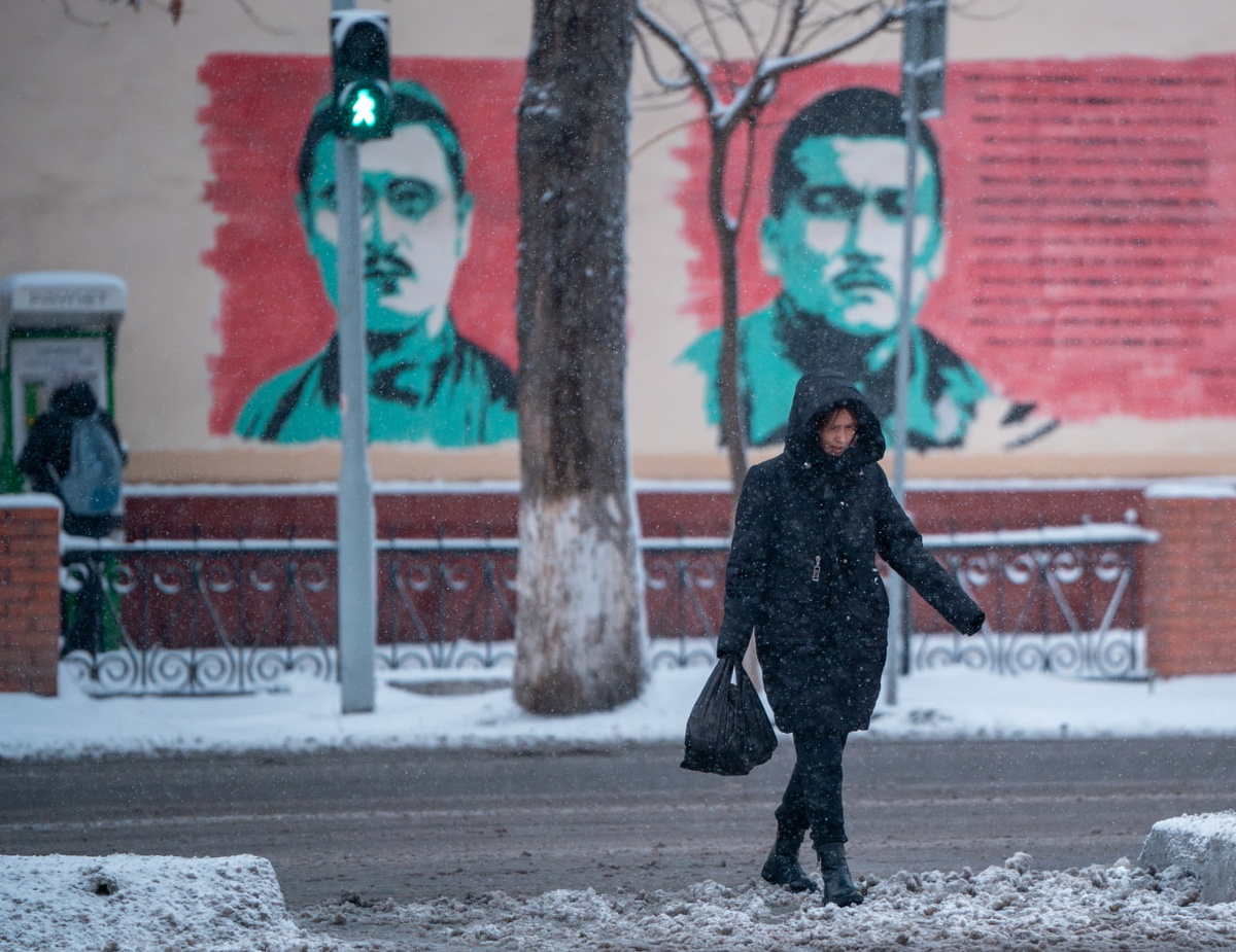 Переход Мукими Чиланзар, виден дом где когда-то стояли газировочные автоматы.