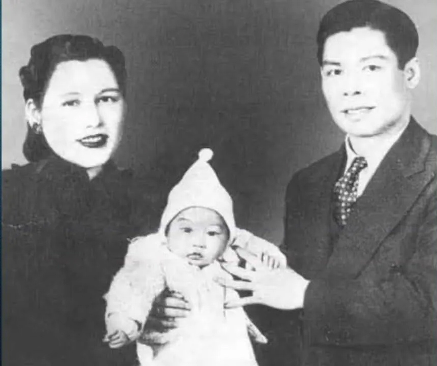 Брюс Ли с родителями