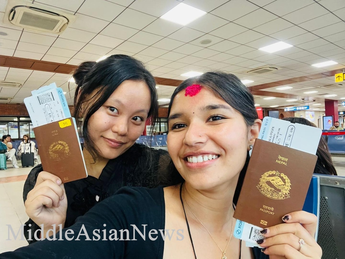 Девушки из Непала прибыли в аэропорт Чингисхана.