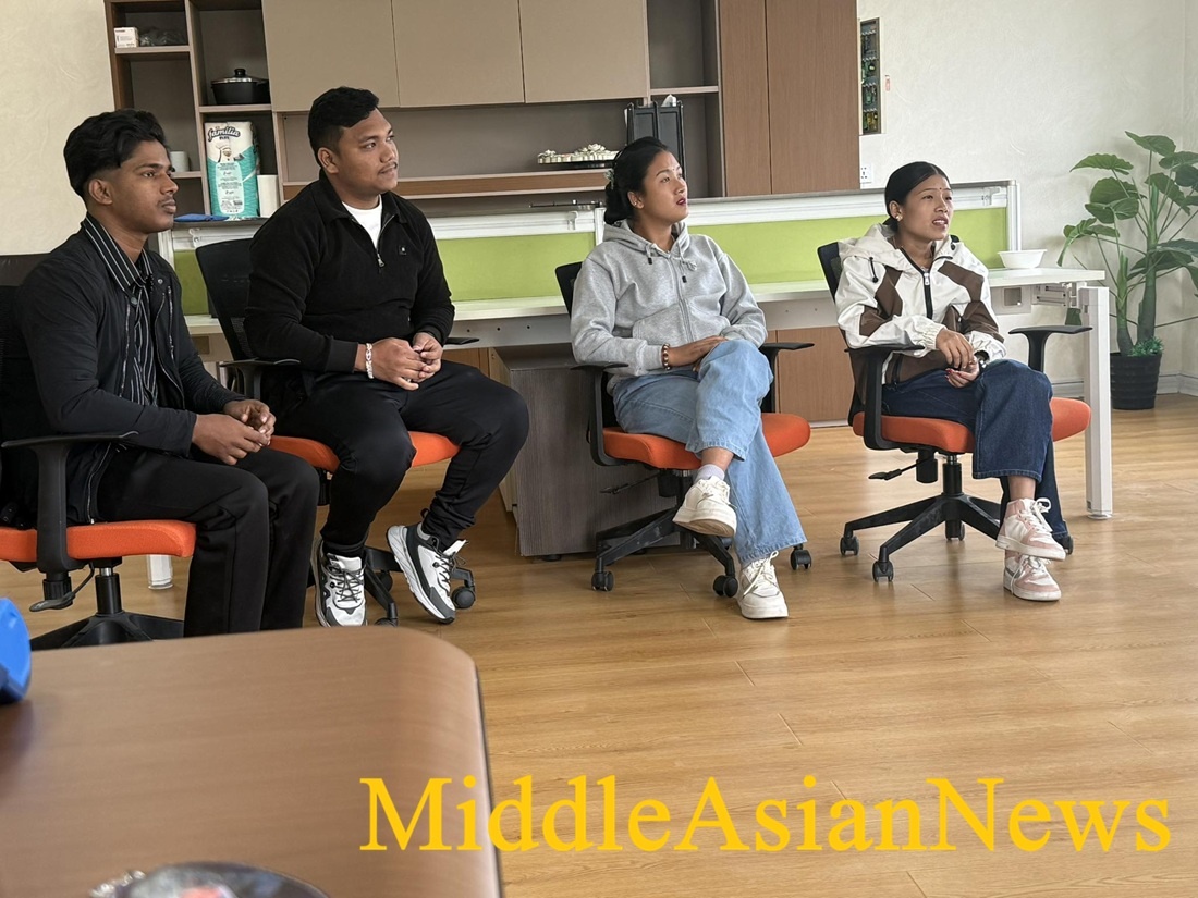 Рабочие из Непала проходят обучение.