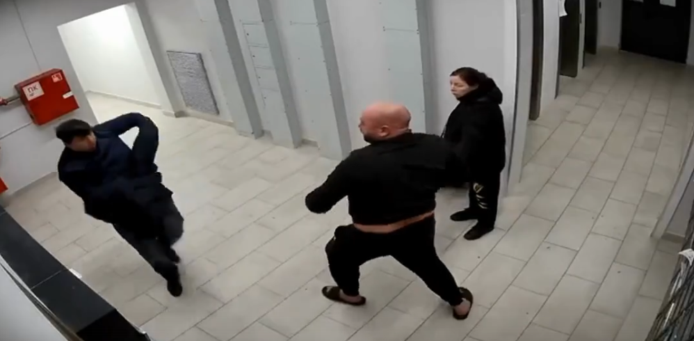 Муж спустился и навел порядок, когда приезжий устроил разборки в подъезде с его женщиной