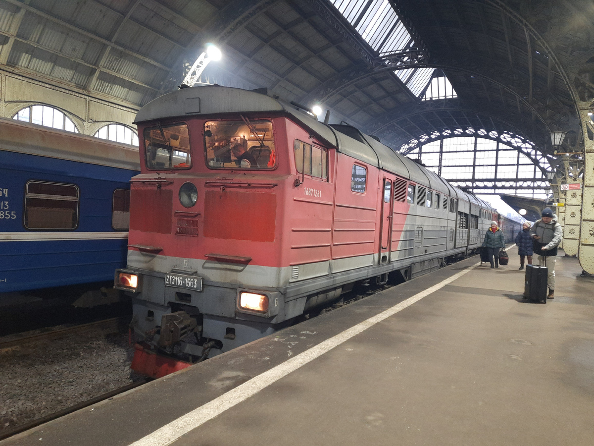 Грузовой тепловоз с пассажирским поездом на Витебском вокзале Петербурга