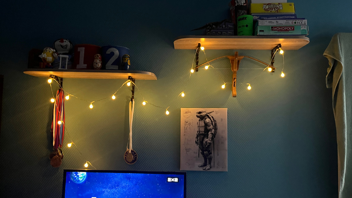 В детской над телевизором🥹