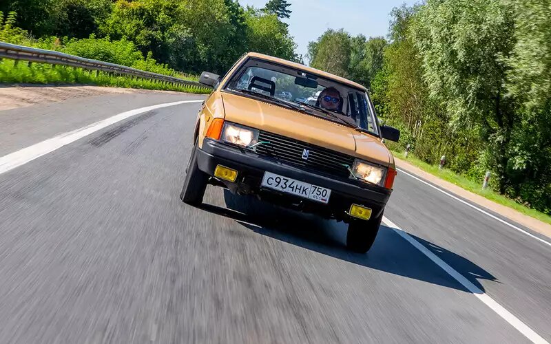    Москвич-2141. По трассе Москвич‑2141 едет очень приятно и комфортно. А еще в ранних машинах тихо – отчасти благодаря более толстым стеклам.