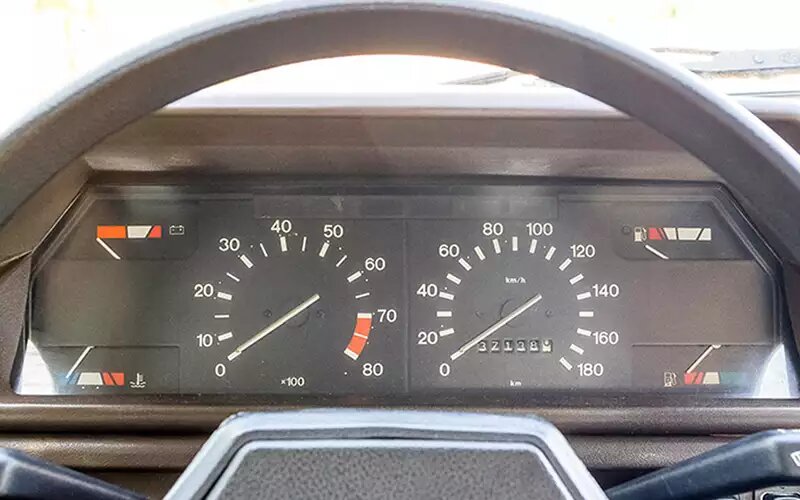    На первые семь тысяч машин поставили «приборки» без счетчика суточного пробега. Тогда это был брак, сейчас – коллекционная ценность.