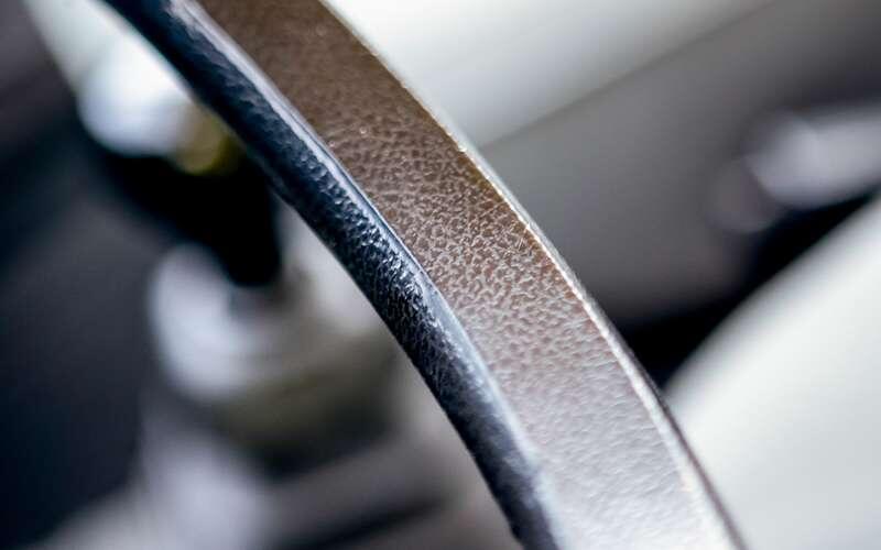    У первых машин немного отличается руль: обод тоньше и имеет выраженное ребро по центру.