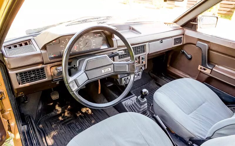    «Краснокнижный» коричневый цвет очень идет интерьеру. При идеальной сборке жесткий пластик непривычно молчалив.