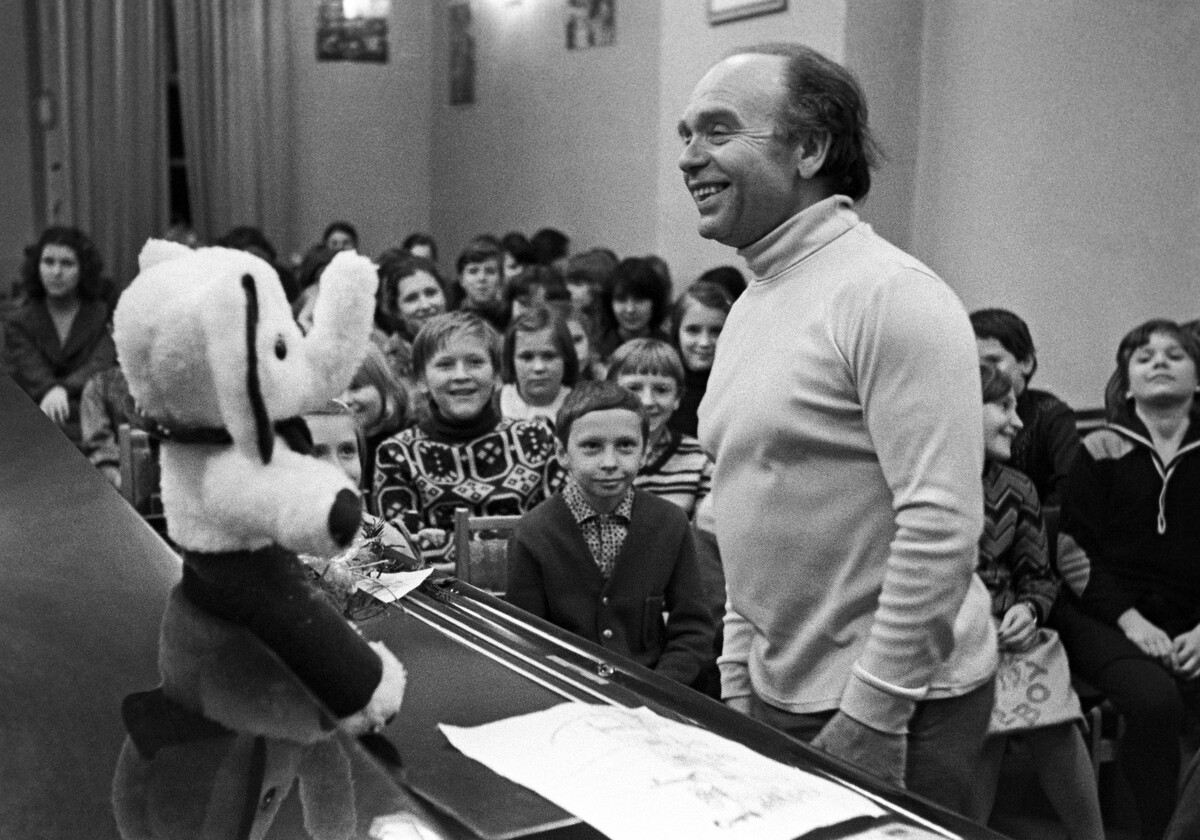 Фото: Фотохроника ТАСС/Худяков В. (Композитор Владимир Шаинский в гостях у воспитанников детской хоровой школы «Восход»)