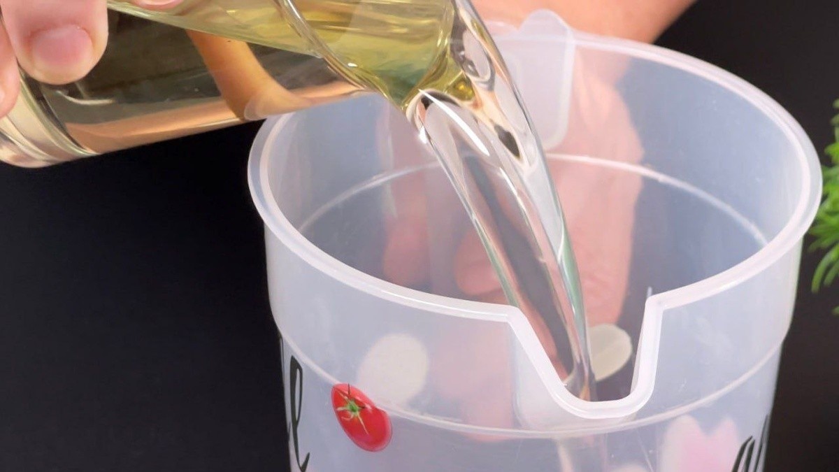 Растительное масло без запаха , молоко комнатной температуры. Листайте карусель