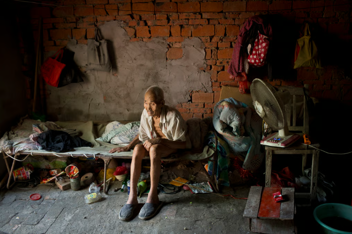 В удаленных сельских деревнях живут небогато, логично, что тут могут быть клещи и клопы