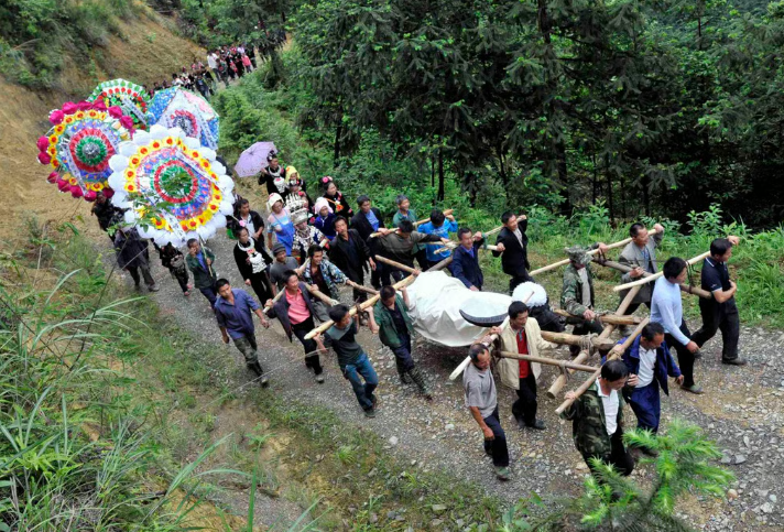 Красочная сельская похоронная процессия