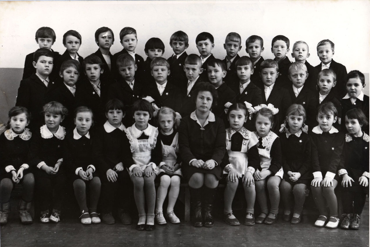 Мой 1-й класс Е. Наша классная руководительницаТамара Михайловна Крюкова. Декабрь 1975 г. Я четвертый слева в верхнем ряду.