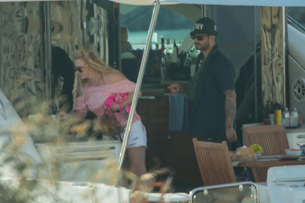    Источник: BACKGRID | Бритни Спирс с новым парнем на яхте