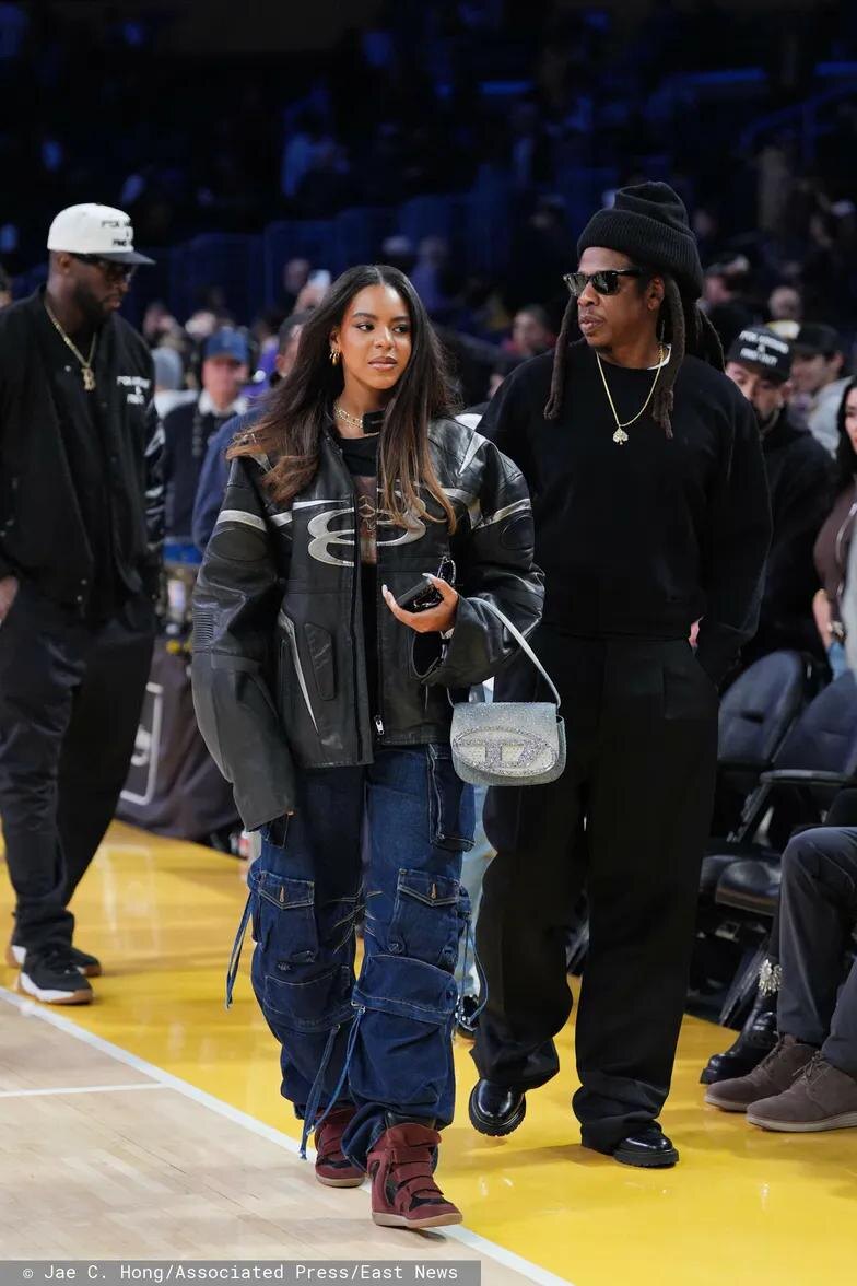    Источник: Associated Press | Джей Зи и Блю Айви Картер на матче НБА