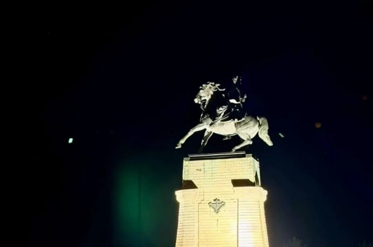    В Тольятти сделали подсветку для памятника Василию Татищеву