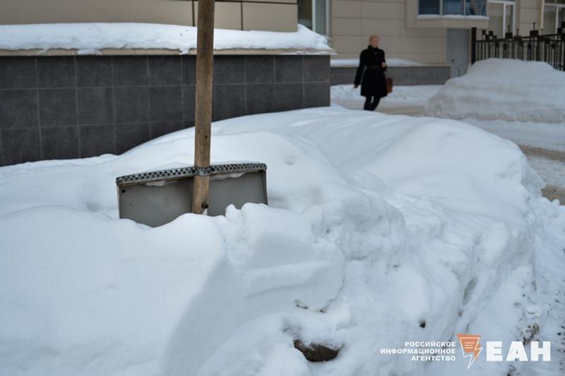   ЕАН / Лопата в снегу