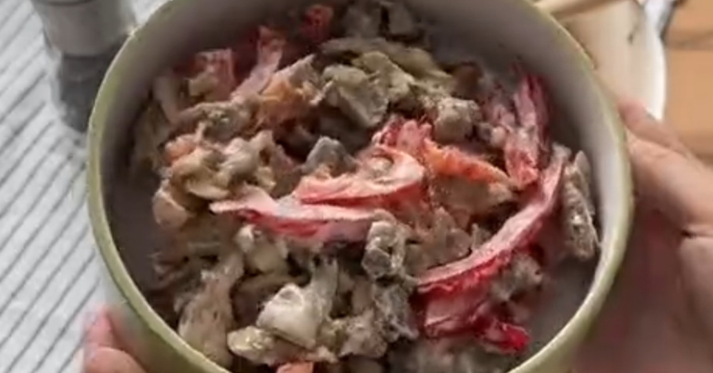 Сытный салат с шампиньонами и куриным филе - быстро и вкусно!