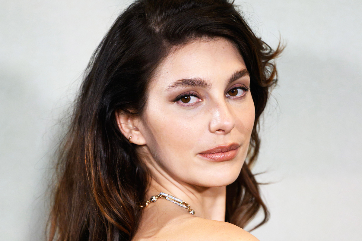     Бывшая возлюбленная Леонардо ДиКаприо в тесном лифе и прозрачной юбке появилась на премьере