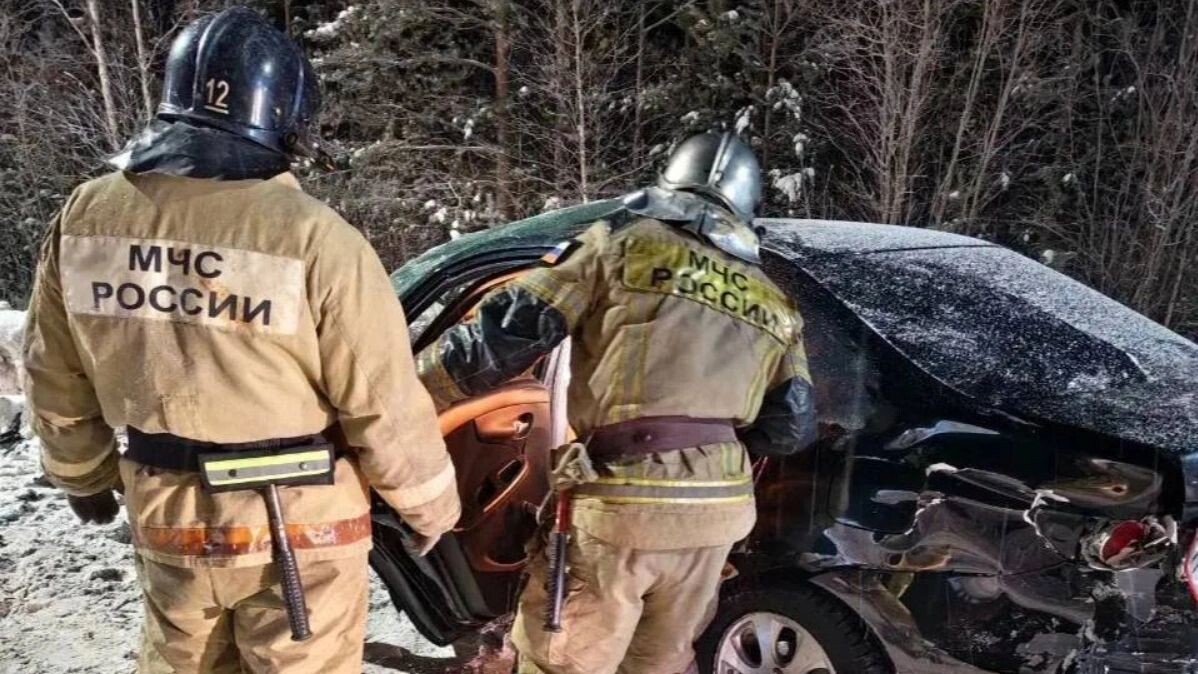    В результате ДТП четыре человека были заблокированы в машине. Фото: пресс-служба ГУ МЧС по ЯНАО