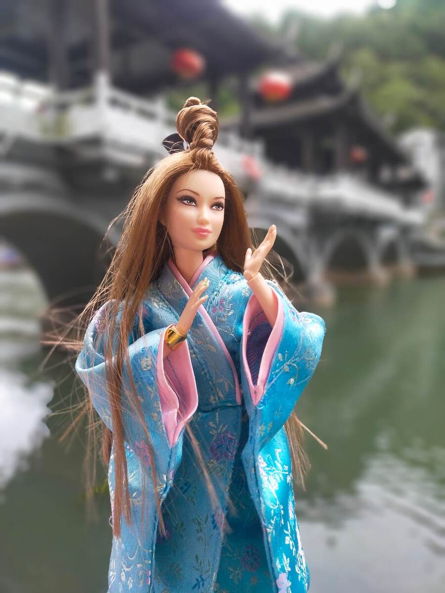 Лея позирует в древнем городе Фэнхуан - Китайская Венеция