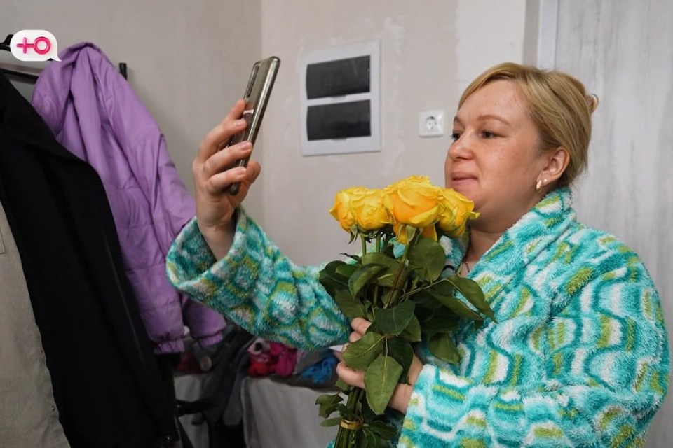 Любимый заваливал Ларису цветами. Кадр с видео: шоу Беременна по обману; / u-tv.ru/shows/beremenna-po-obmanu